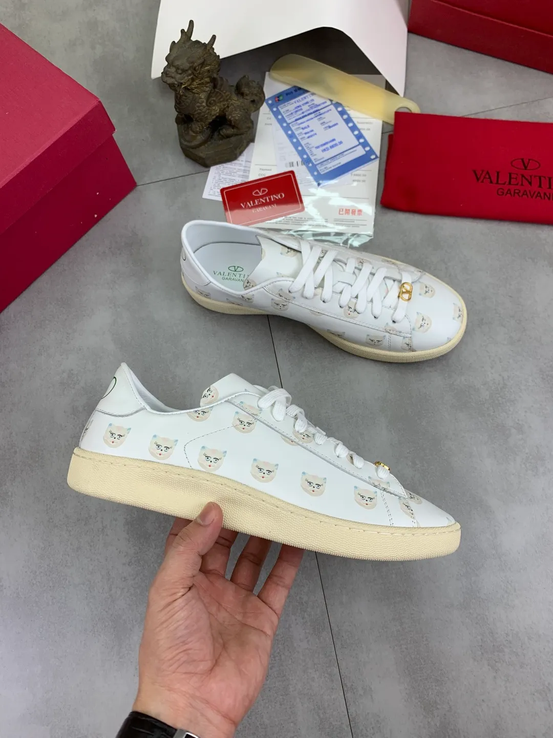 Men's men's shoes 💰P520 New style 💰 Top version Valentino Valentino 25/ Royco series Cherry 🍒Couple style Casual sneakers White shoes Original purchase and development Production Classic and timeless low-top sneakers outline a lazy silhouette, supplemented by low-key and restrained brand details, evolved into a must-have item in the wardrobe, comfortable and versatile!  ✔️Fabric: Original customized first-layer cowhide ✔️Inner lining: Imported breathable sheep lining ✔️Sole: Original molded anti-slip rubber material ✔️Size: 38-45